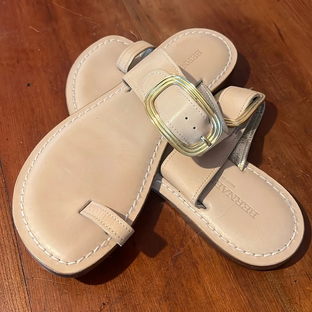 Bernardo 1946, light taupe, gold, buckle strap, toe loop